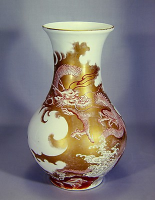 赤絵金彩龍図花瓶