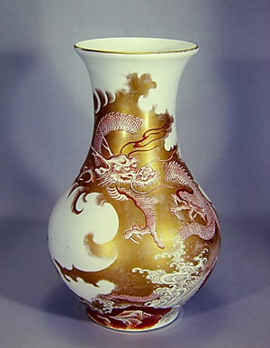 赤絵金彩龍図花瓶 (Akae-style Gold Overglazed Dragon Vase by TAKEUCHI Ginshu)