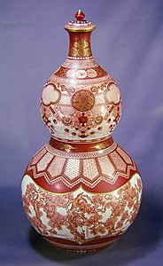 赤絵金彩松図瓢形大瓶 (宮本屋窯)