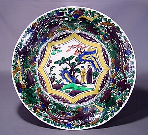 色絵百花手唐人物図大平鉢 (Iroe-style Flower-filled Bowl with Chinese Dynasty Men)